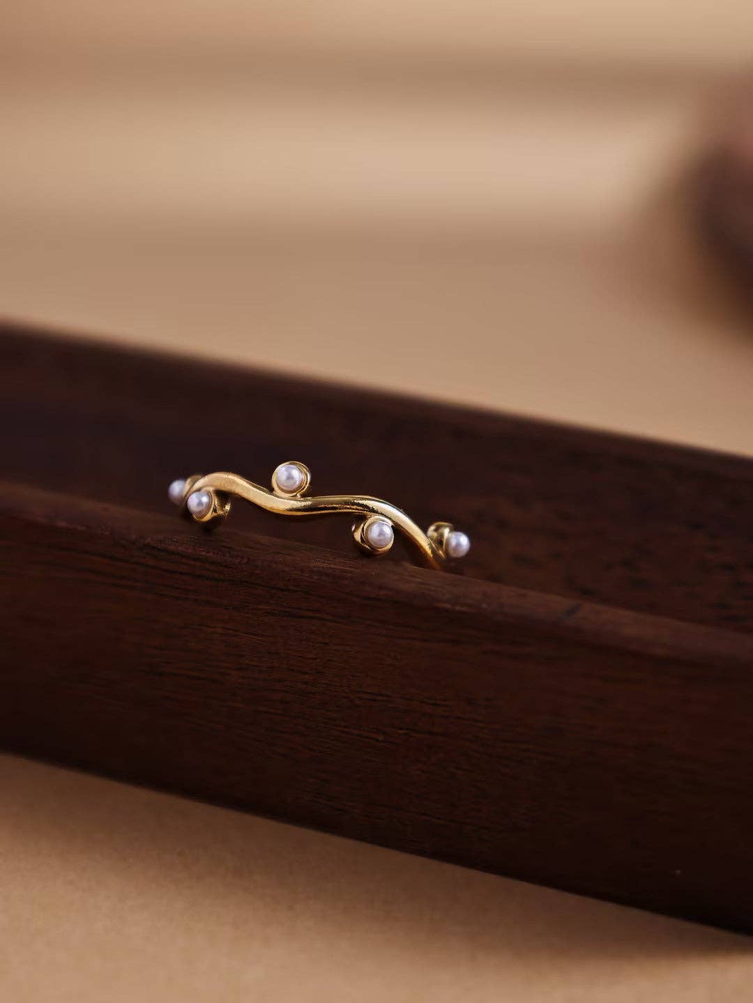 Revelari – Engroshandel Ring med sten – Guldring med perledetaljer0