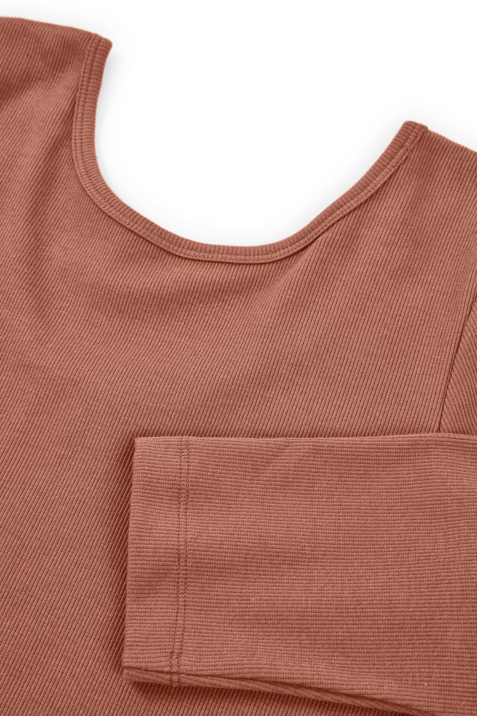 Roze Organische ribgebreide top met boothals in roze voor groothandel op Faire4