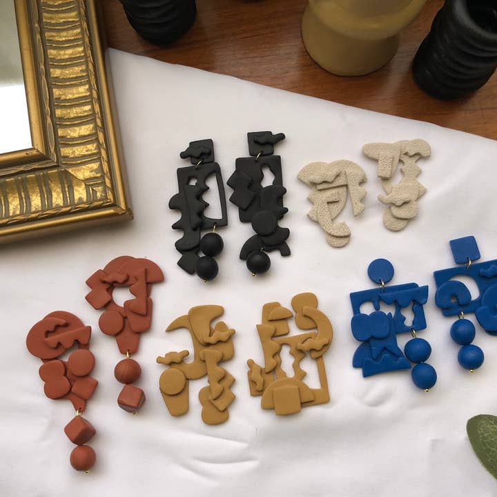 Frida Smallo Designs – Engroshandel Hængeøreringe og creoløreringe – Abstrakt skulpturer Polymer ler øreringe3