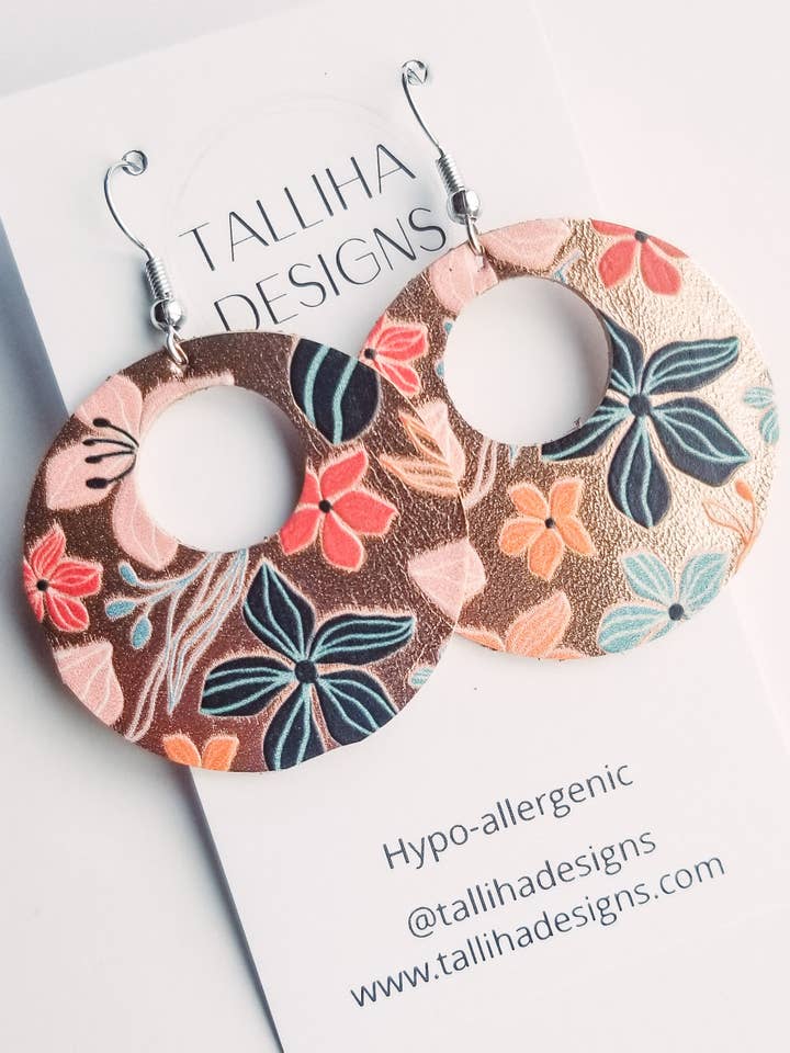 Pendientes Delaney de cuero genuino floral de oro rosa para venta al por mayor de Talliha Designs