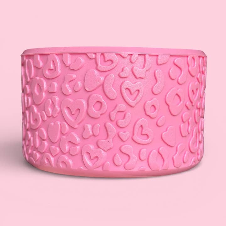 Bagliore di Latte alla Fragola | Texture Amore Leopardo per la vendita all'ingrosso da parte di Sip n' Style Shop Co.