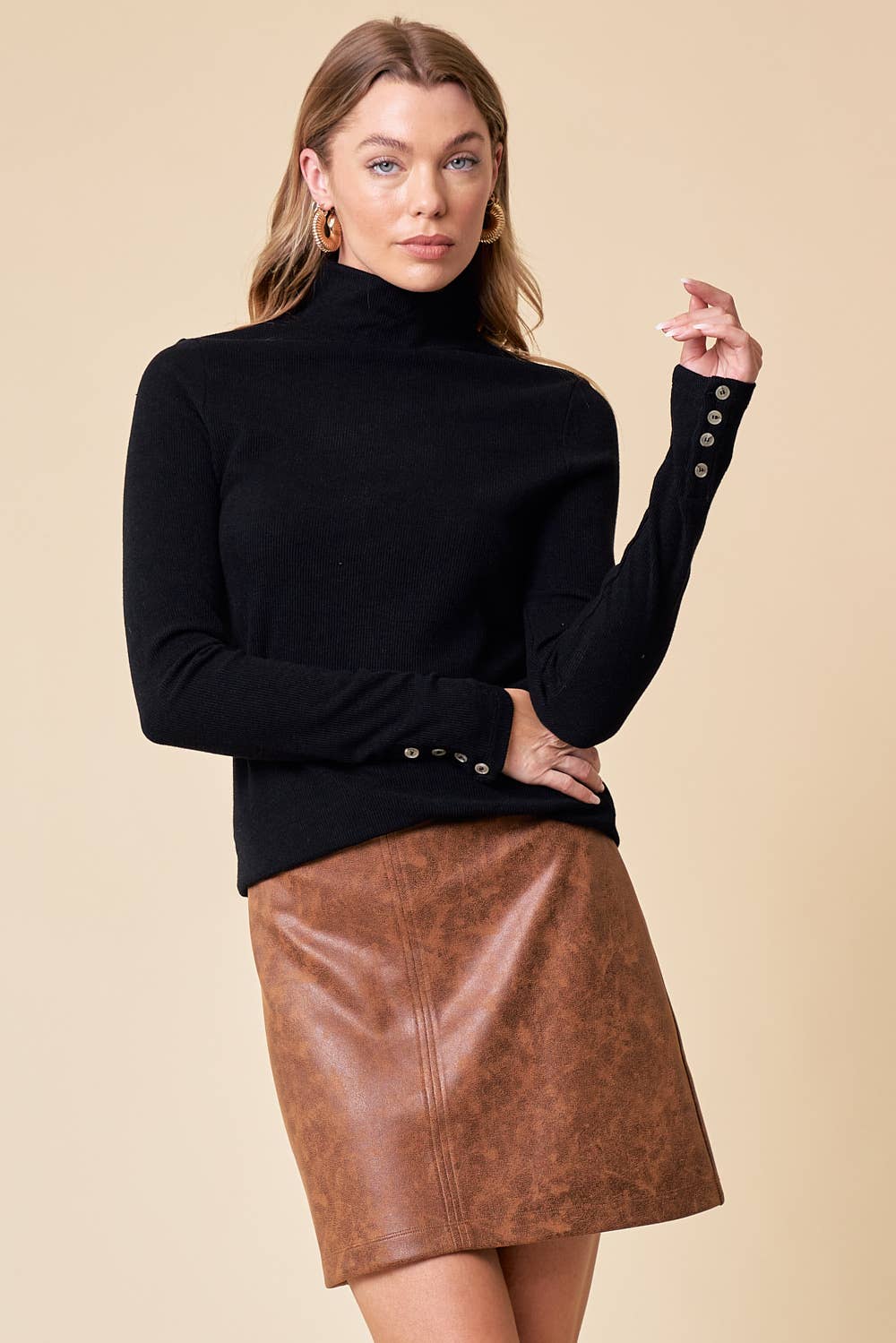 Doe and Rae - Wholesale Gebreide top - Dames - Geribbelde top met opstaande kraag en knoopdetail aan de mouwen - 41596T0