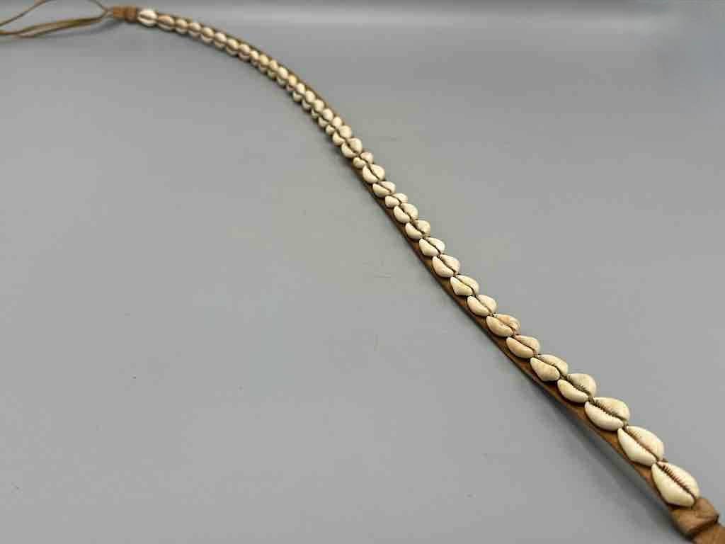 The Niger Bend – Großhandel Gürtel – Damen – Schmaler afrikanischer Krawattenverschluss aus echtem Kaurimuschelleder37