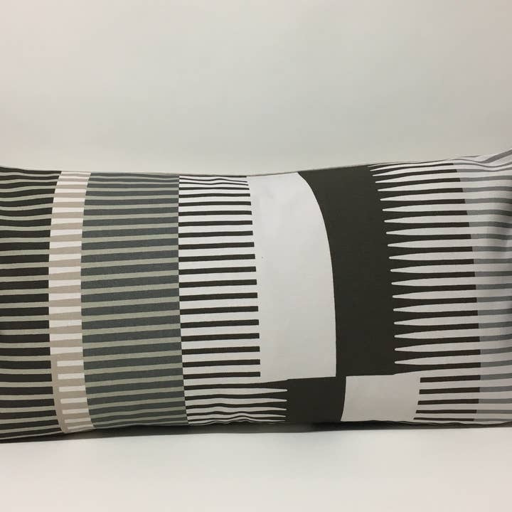 Coussin à rayures peignées - Graphite, colombe + blanc pour la vente par Sharon Jane Studio