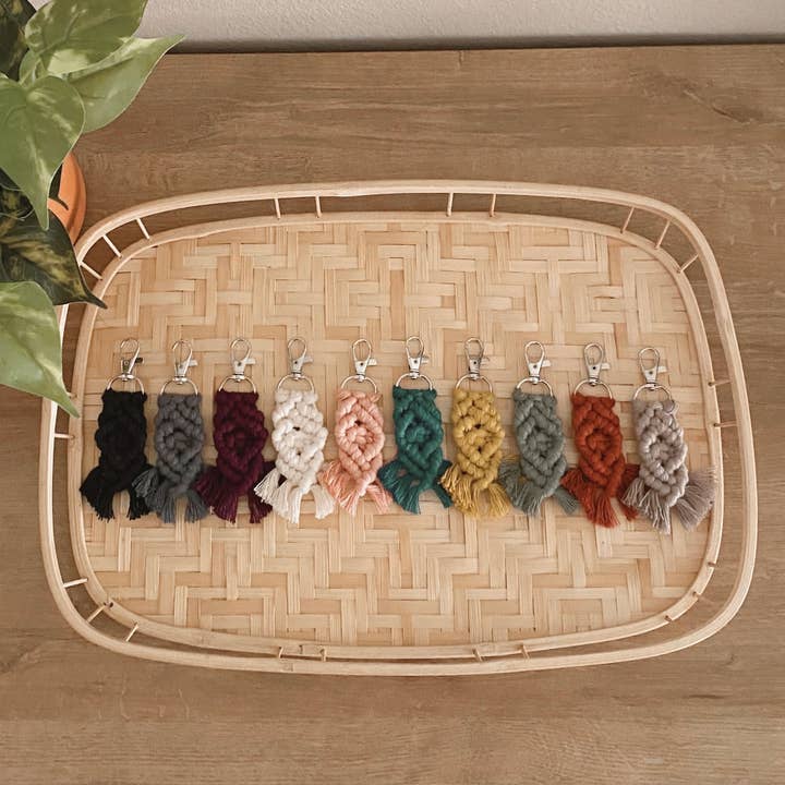Porte-clés mini macramé avec fermoir en argent pour la vente par Knot and Olive
