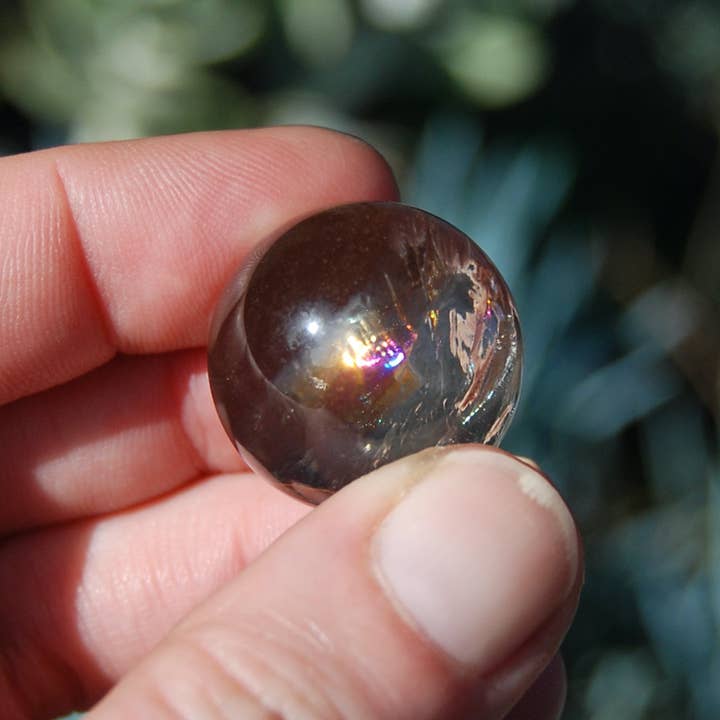 Caspar Curiosities - Venta al por mayor Piedras/cristales espirituales - Una esfera de cristal de cuarzo ahumado arcoíris de 22 mm a 24 mm