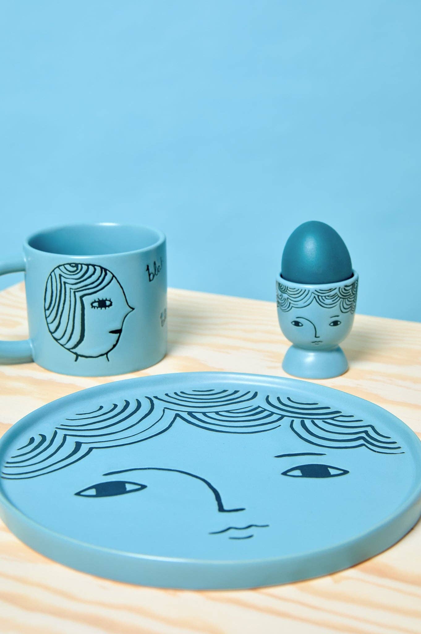 Donna Wilson – wholesale Kaffekoppar – Mugg med ansikten i tealblått från Donna Wilson3