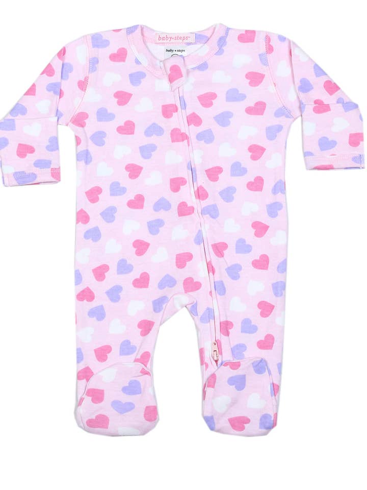 F2430-ROSE Pyjama Ă pieds CĆurs Ă©parpillĂ©s pour la vente par đ€Baby Steps and Mish Kids