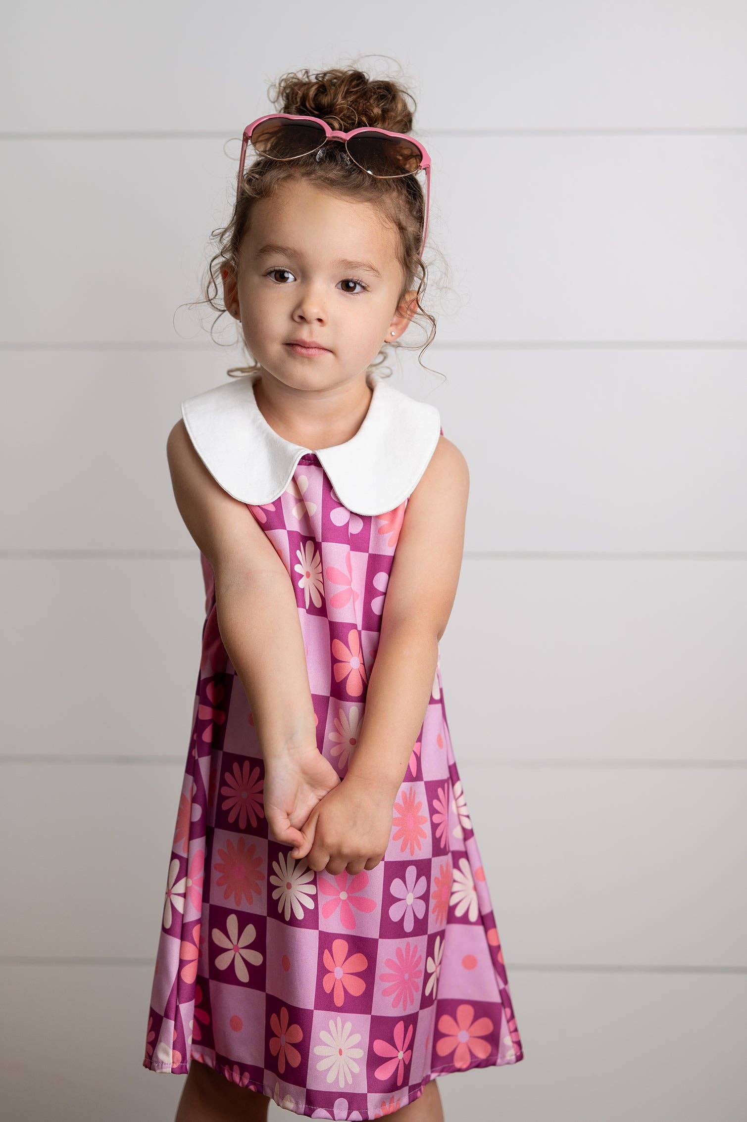 Wren & James - Vente Robe – enfant - Robe de printemps pour enfants avec col Claudine et motif rétro de fleurs violettes2