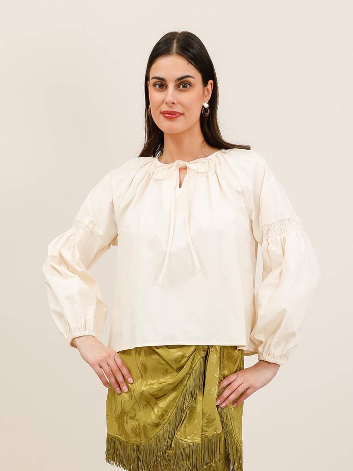 Blus med långa puffärmar och broderad rygg - 6078 för wholesale av Daphnea