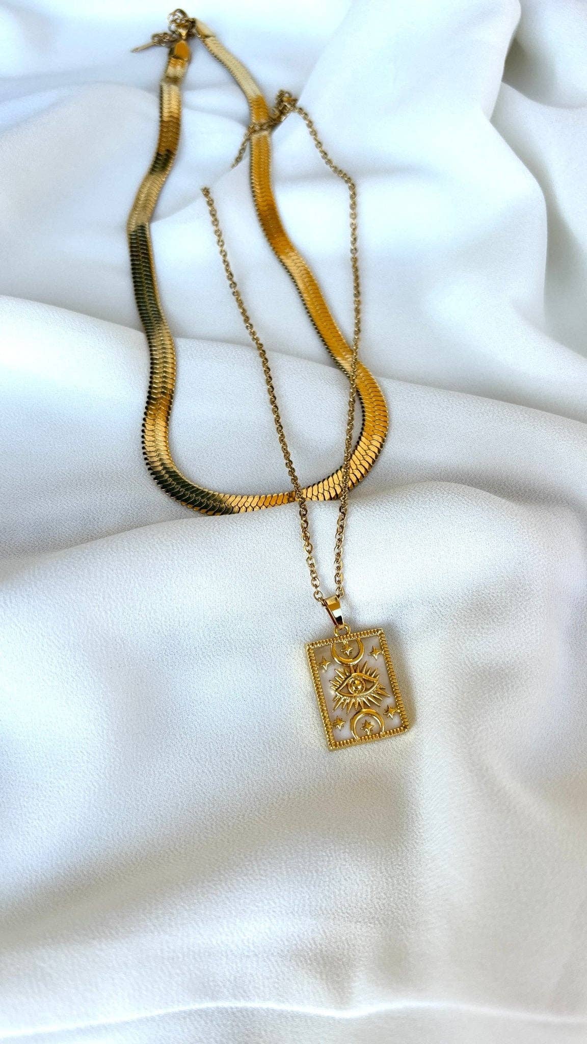 DUESTELLE ITALIA – wholesale Pendant/charm necklace – Serenity Pearl Protector - Celestial Necklace with Mother of Pearl6