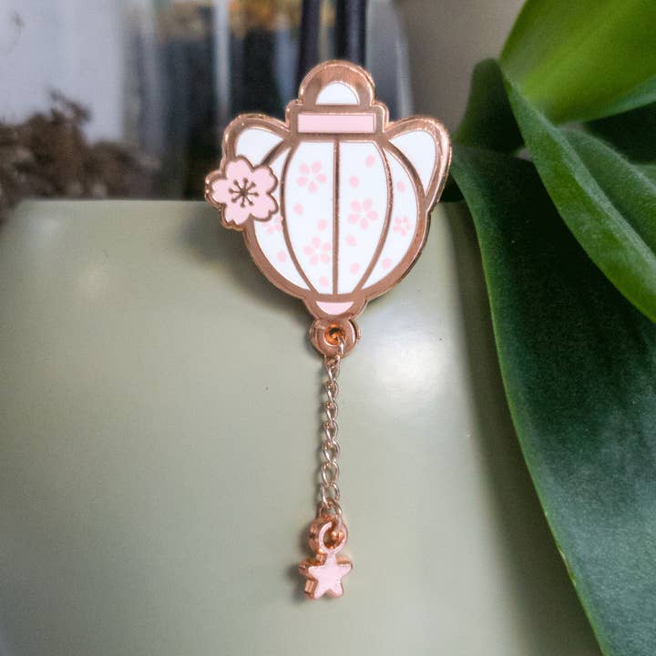 Spilla smaltata Cherry Blossom Cat per la vendita all'ingrosso da parte di Otoro Cat