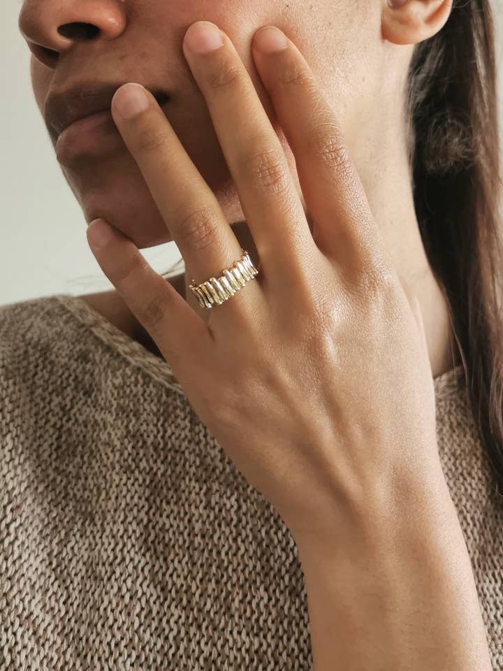 Julia klingelt für den Großhandel von Inès m.