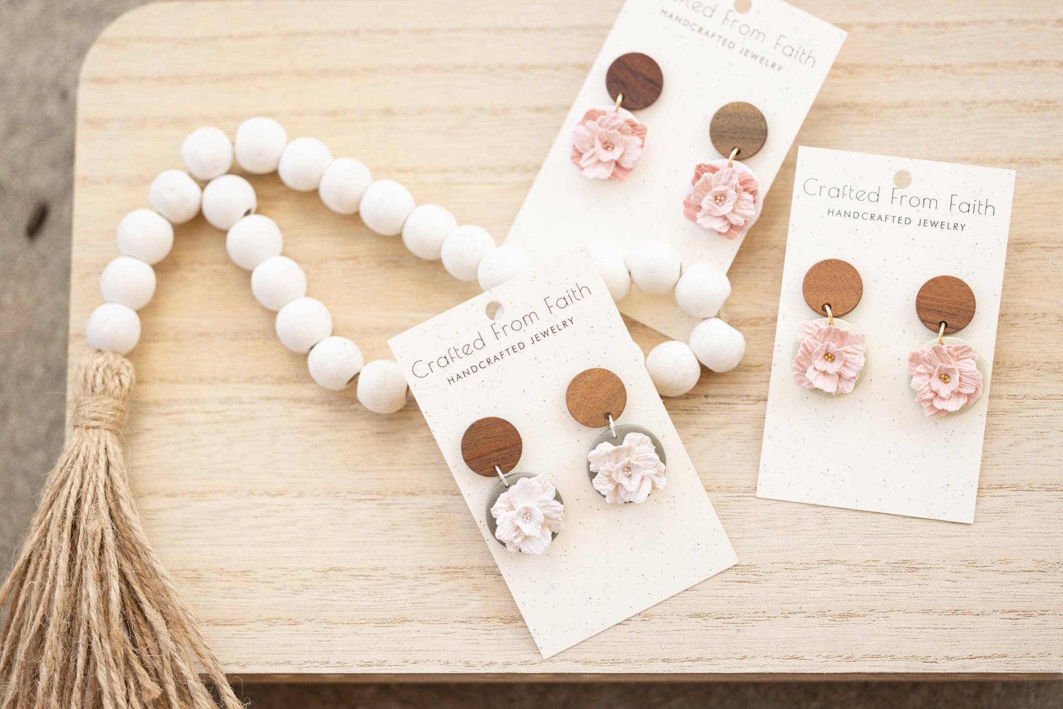 Crafted From Faith, LLC – wholesale Hängande örhängen – Carnation-hängen2