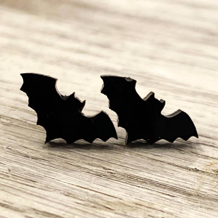 Zwarte vleermuisstuds voor wholesale door Holly and Liz