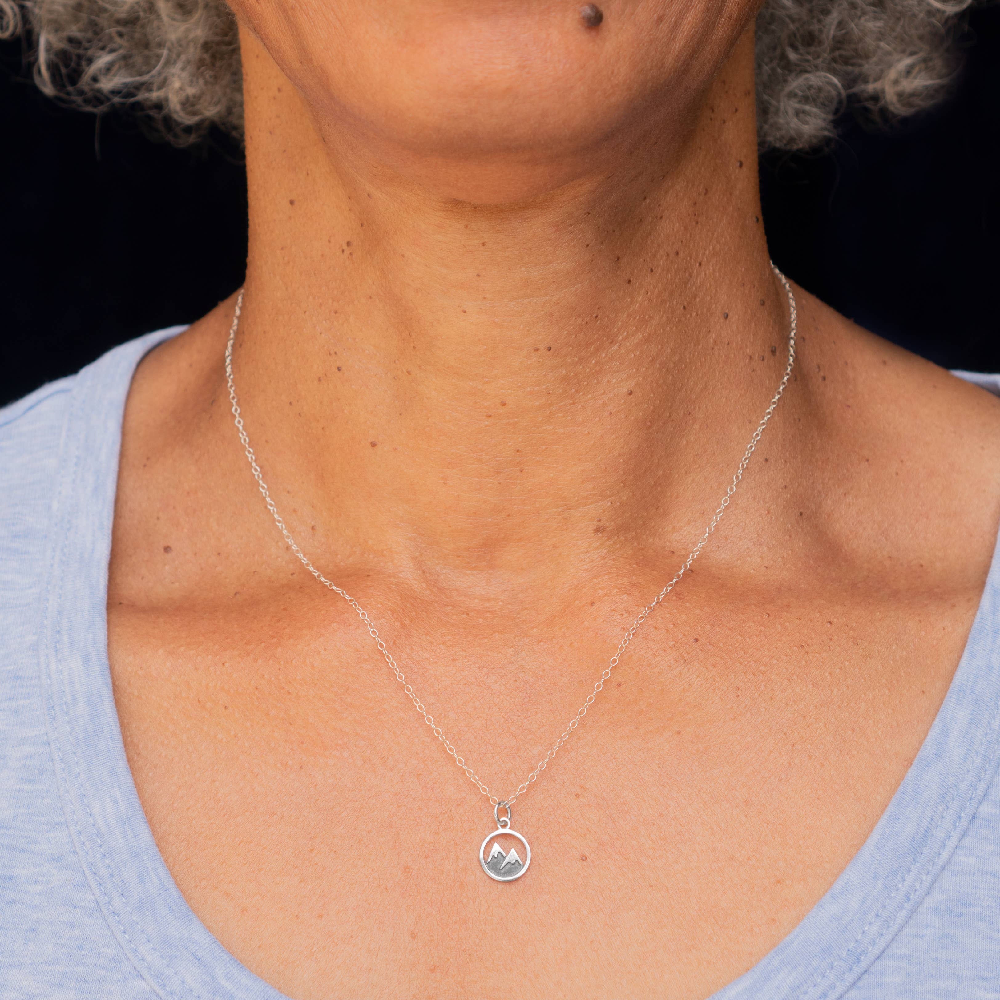 Nina Designs - Venta al por mayor Collares con colgantes/abalorios - Collar de montaña cubierto de nieve en plata de ley o bronce2