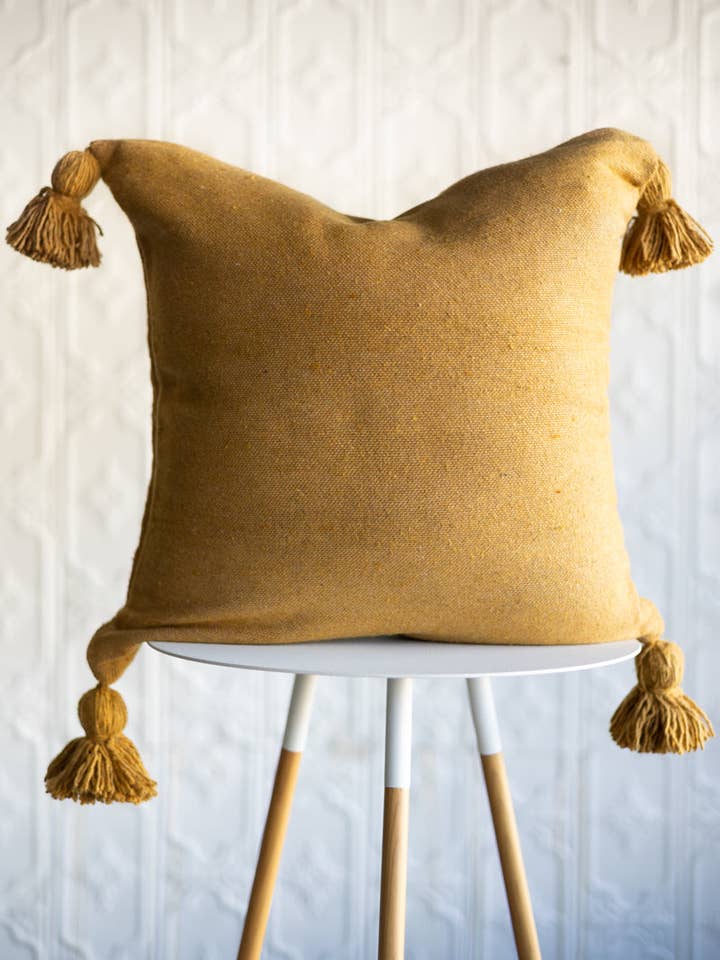 Housse de coussin marocaine à pompons de 20 po, jaune moutarde pour la vente par Ouive