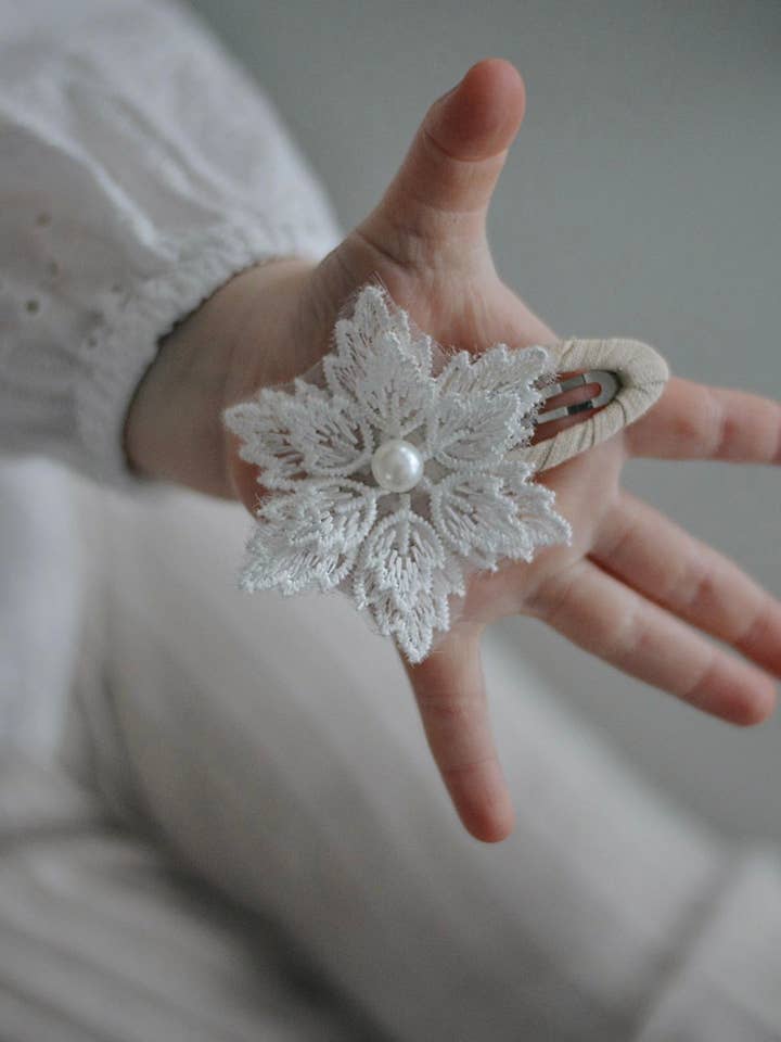 Iris Hair Clip - Snowflake för wholesale av Liv & Loke