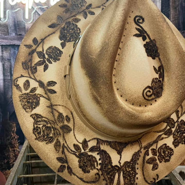 Feathered Gypsy Custom Hats and Boutique - Vendita all'ingrosso Cappello da cowboy - Donna - Grit and Grace Burned Rancher personalizzato1
