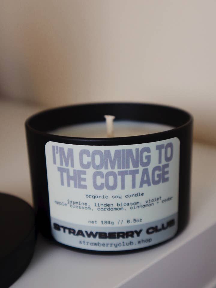I'm Coming To The Cottage Soy Candle for wholesale by Strawberry Club