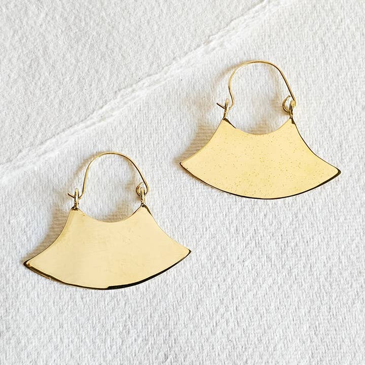 Mässingsbladkurvbågshoop-örhängen Bisjoux för wholesale av Bisjoux