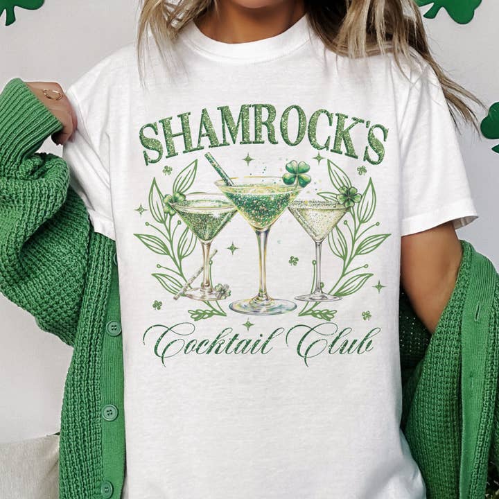 T-shirt graphique Martini du club de cocktails Shamrock de la Saint-Patrick pour la vente par Par.tees by Party On!