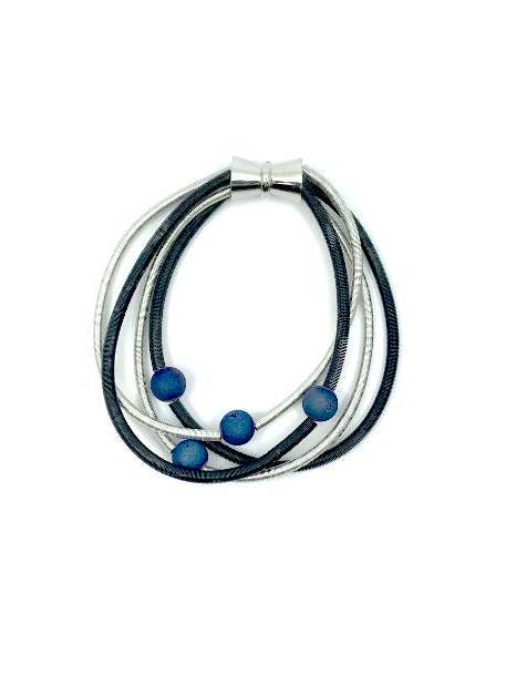 L16H-BR - Zilver/zwarte golfdraadarmband blauwe geodes voor wholesale door Sea Lily