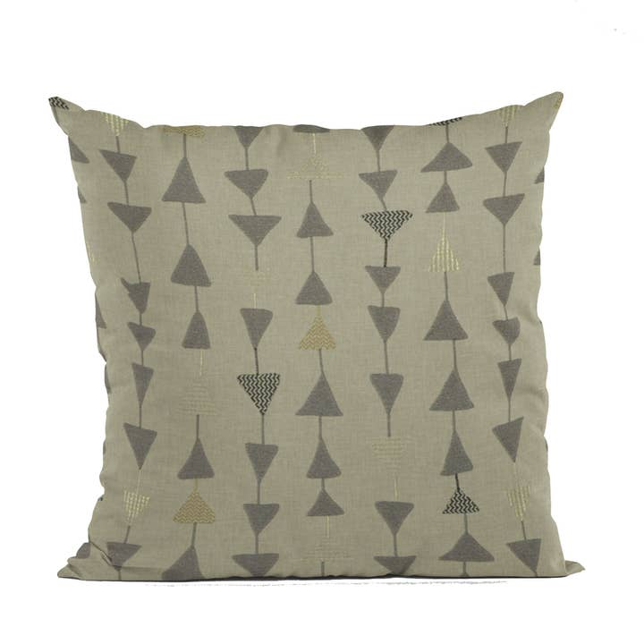 Coussin de luxe brodé Plutus Pebble Manti, certains triangles sont ornés de fils métalliques pour la vente par Plutus Home Brands