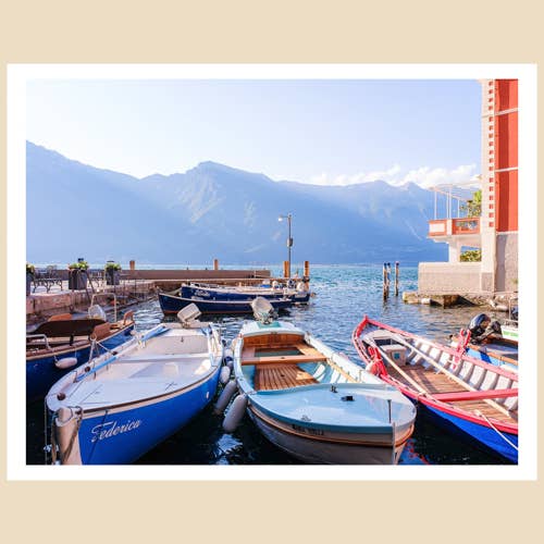 Itália Art Print (11x14): Barcos em Porto Vecchio, Limone por atacado de Charlotte to Paris