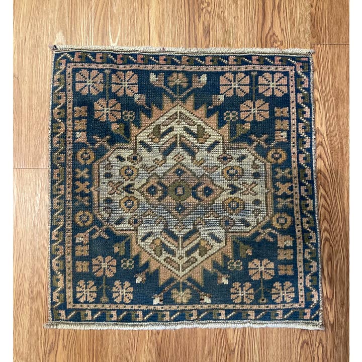 Firkantet håndvævet vintage tyrkisk dørmåtte tæppe | 1,9 x 1,10 for engroshandel hos Vintage Loomz