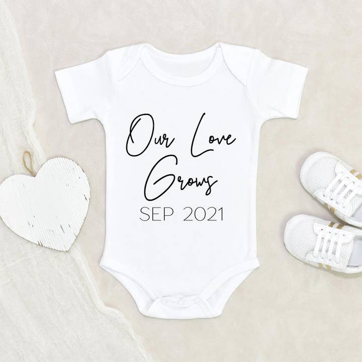 Einteiler für die Schwangerschaft — Baby Onesie — Baby Ankündigung Onesie — Baby Ankündigung Onesie — Personalisierter Baby Onesie — Einteiler zur Ankündigung der Schwangerschaft für den Großhandel von NewBabyWishes