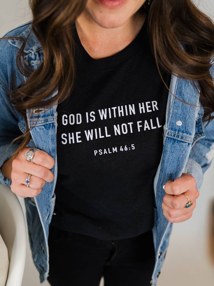 T-shirt chrétien neutre noir God is Within Her pour la vente par Only Grace Company