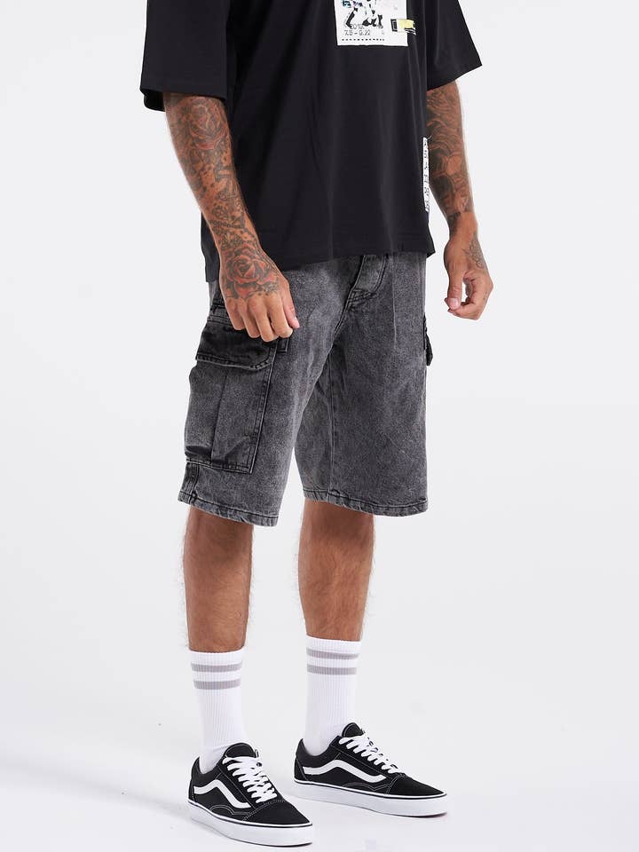 Short cargo délavé noir haut de gamme pour la vente par UNEFFECTED STUDIOS