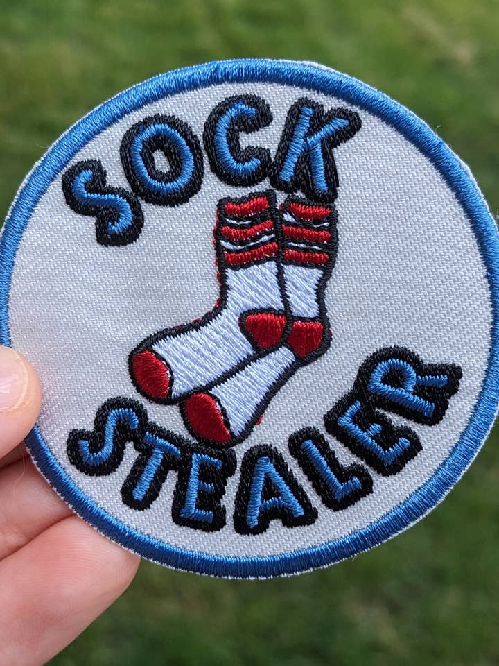 Sock Stealer Iron On Patch för hundar för wholesale av Colored Up Pup