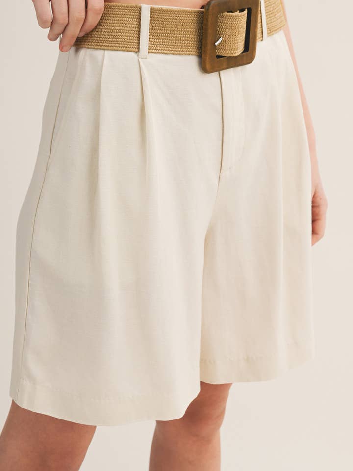 PANTALONES CORTOS ENTALLADOS CON CINTURÓN DE LARGO MEDIO para venta al por mayor de Mustard Seed