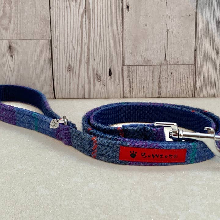 Laisse pour chien Harris Tweed® (Barra) - Berry Blue Check pour la vente par BOWZOS