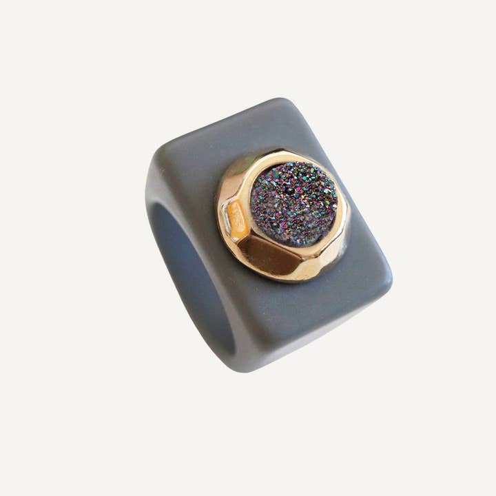 Anel feminino cinzento com drusa de titânio multicolorido por atacado de ÉMOLO
