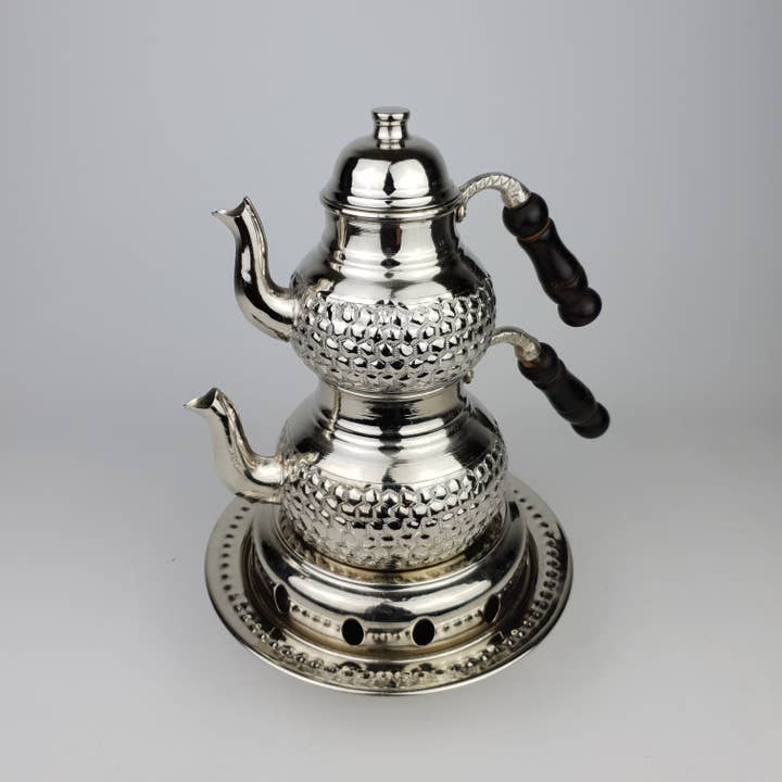 Théière en cuivre à étui rond brodé - Petite, blanche pour la vente par Babila