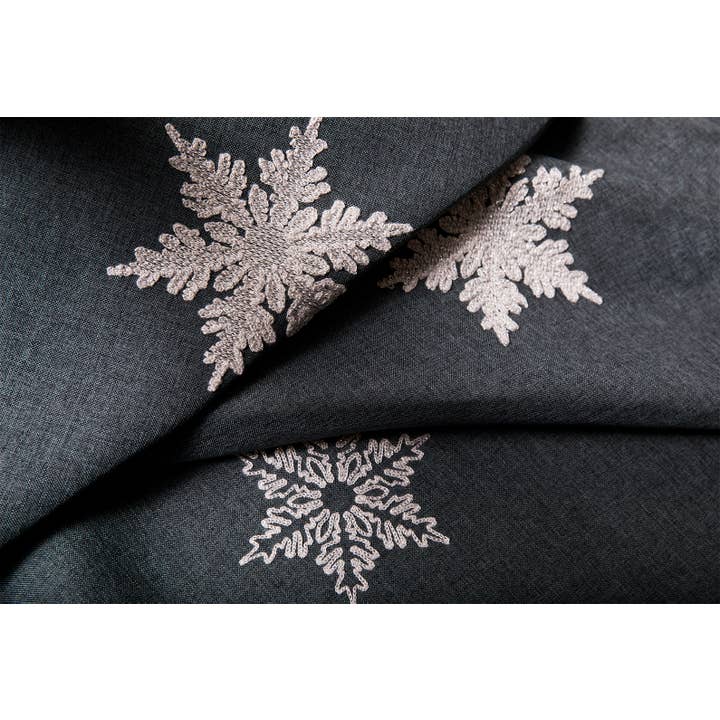 Xia Home Fashions & Manor Luxe – Großhandel Baumrock – 56 „Runder Glisten Schneeflocke gestickter Weihnachtsbaum-Rock1