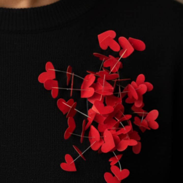 Broche Cinétique Cœurs Rouges pour la vente par TAKARA Designs