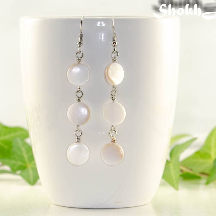 Boucles d'oreilles longues pendantes en coquillage blanc pour la vente par Shokh Jewelry