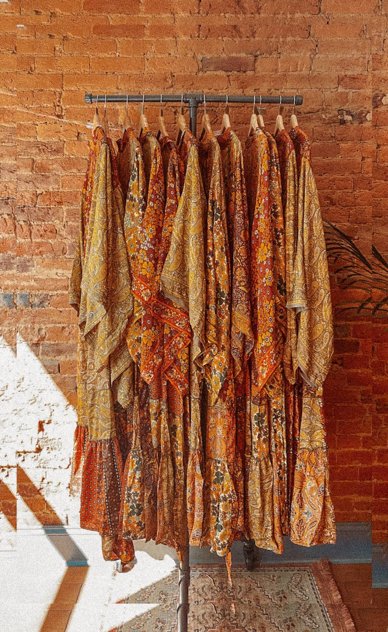 Ora d'oro Kimono Hippie Boho Patchwork, Kimono in Seta con Maniche a Campana Lunghe in vendita all'ingrosso su Faire13