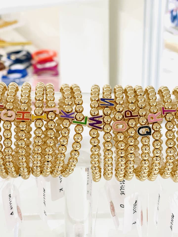 PRE-ORDINE: set di braccialetti con lettere dell'alfabeto in oro e perline per la vendita all'ingrosso da parte di The Sandy Pearls
