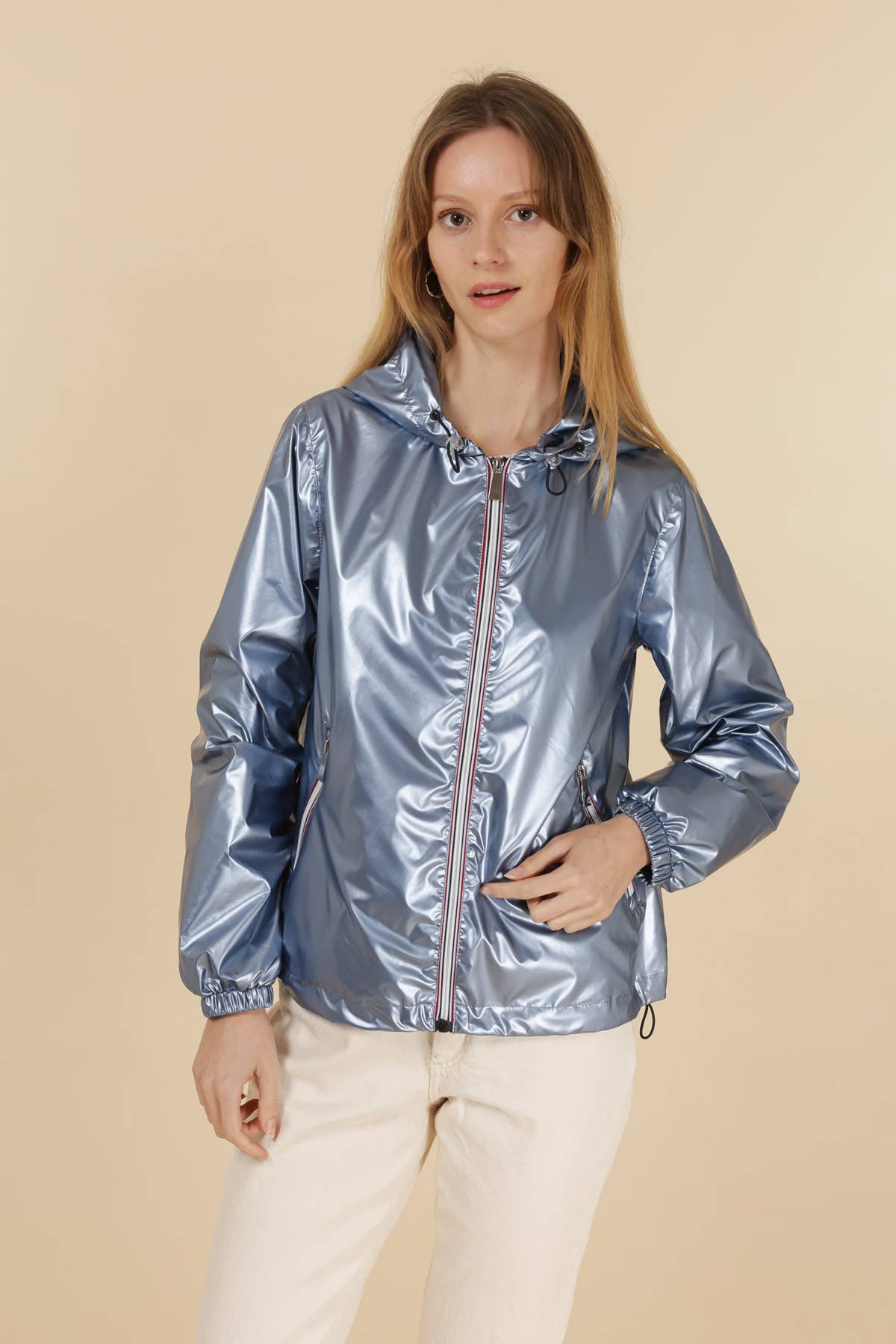 Attrait Paris - Vendita all'ingrosso Giacca antivento - Donna - Giacca corta antivento metallizzata con cappuccio e cerniera colorata20