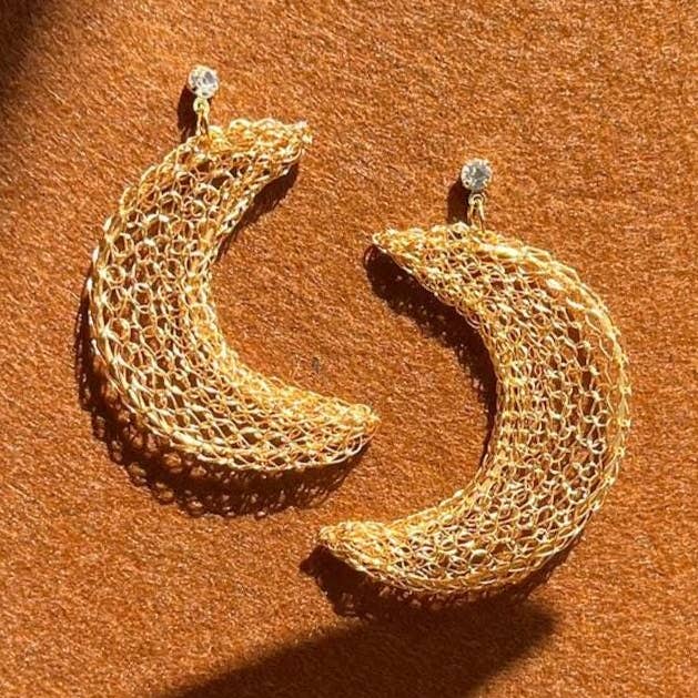 Örhängen i 18K guldpläterad halvmåne med kubisk zirkonia för wholesale av Wild Weaves Jewellery by Sara Lindgren