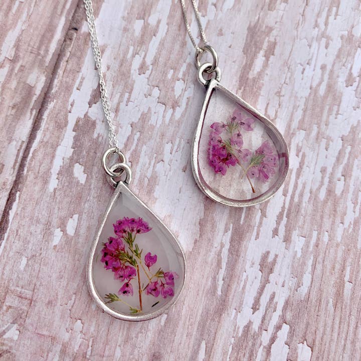 Her Hero, LLC - Vendita all'ingrosso Collana con ciondolo/pendaglio - Collana con fiori di erica in argento anticato