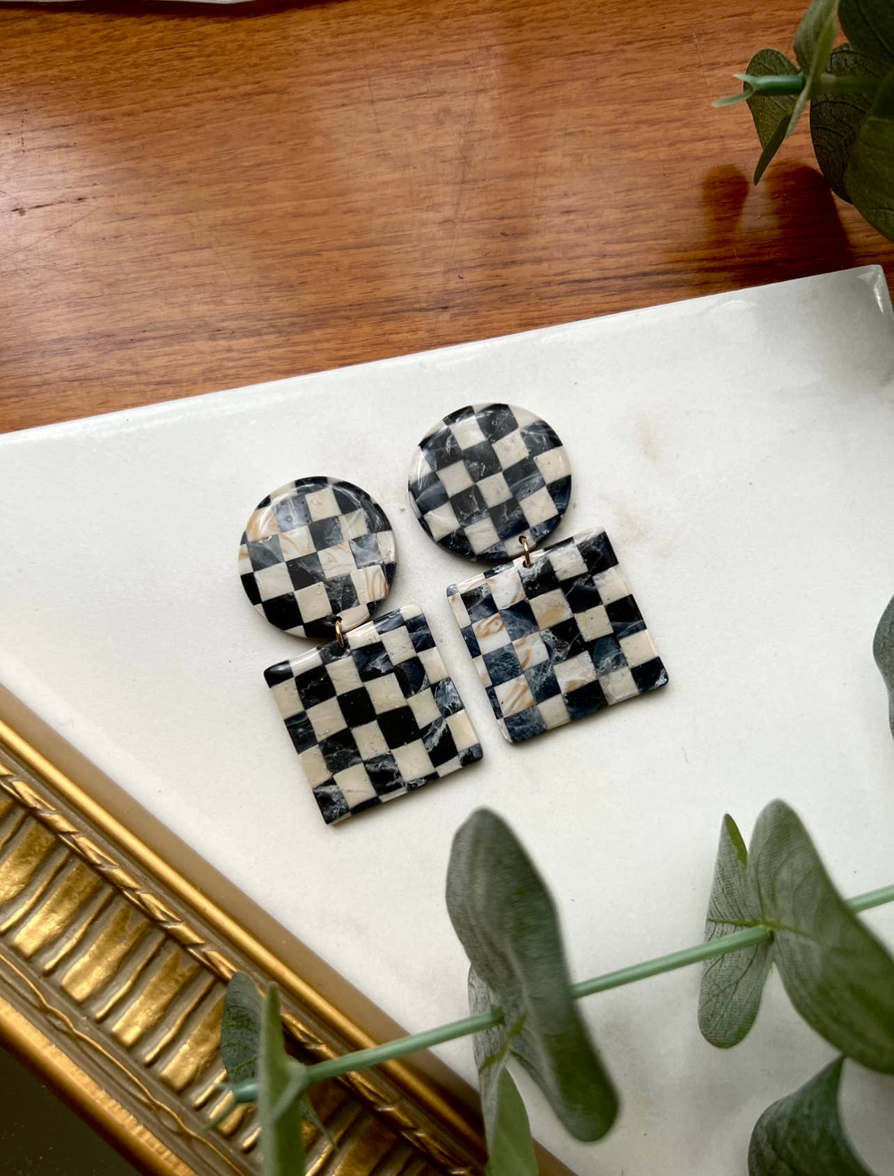 Frida Smallo Designs – Engroshandel Hængeøreringe og creoløreringe – Marmoreret ternet Polymer ler øreringe