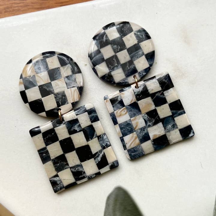 Frida Smallo Designs – Engroshandel Hængeøreringe og creoløreringe – Marmoreret ternet Polymer ler øreringe0