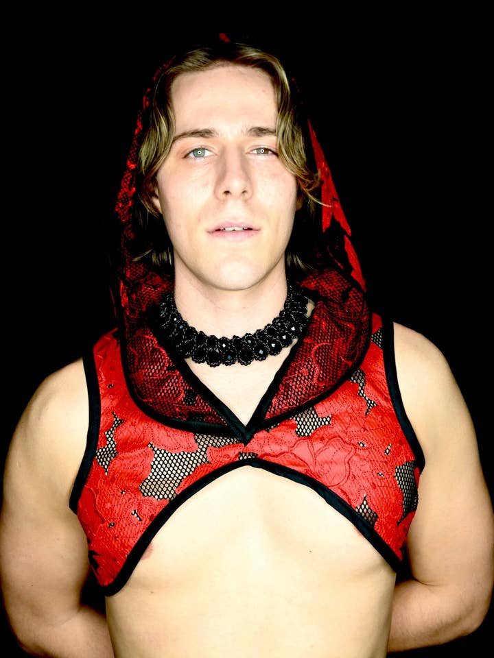 Rosenfarbenes Crop-Top aus veganem Leder mit Kapuze für den Großhandel von BoiPKG