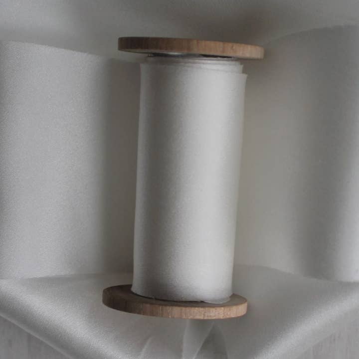 WIT zijden charmeuselint met biaisuitsnijding voor wholesale door The Maple Den